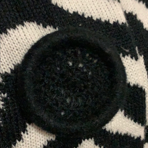 Zebra swing sweater button front - Picture 2 of 9